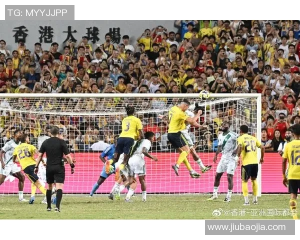 当红足球球星同框合影展现巅峰魅力引发球迷热烈关注 当红足球球星同框合影展现巅峰魅力引发球迷热烈关注